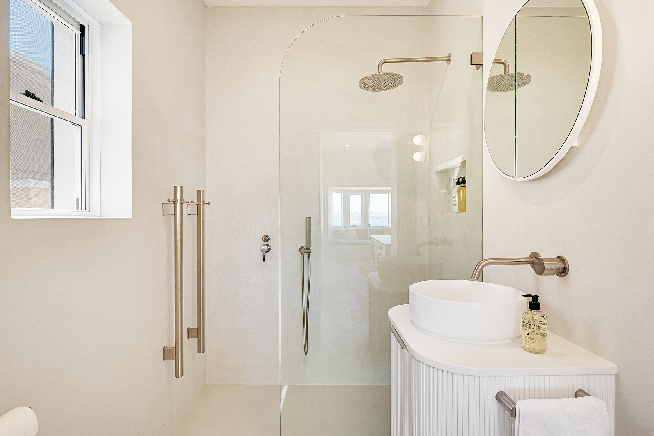 One-bedroom bathroom